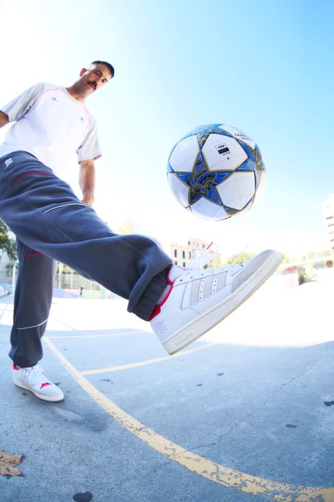 Rafa haciendo freestyle de futbol con balon adidas